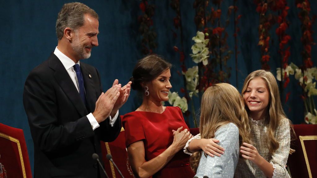 Reyes y su hermana tras el primer discurso de Leonor