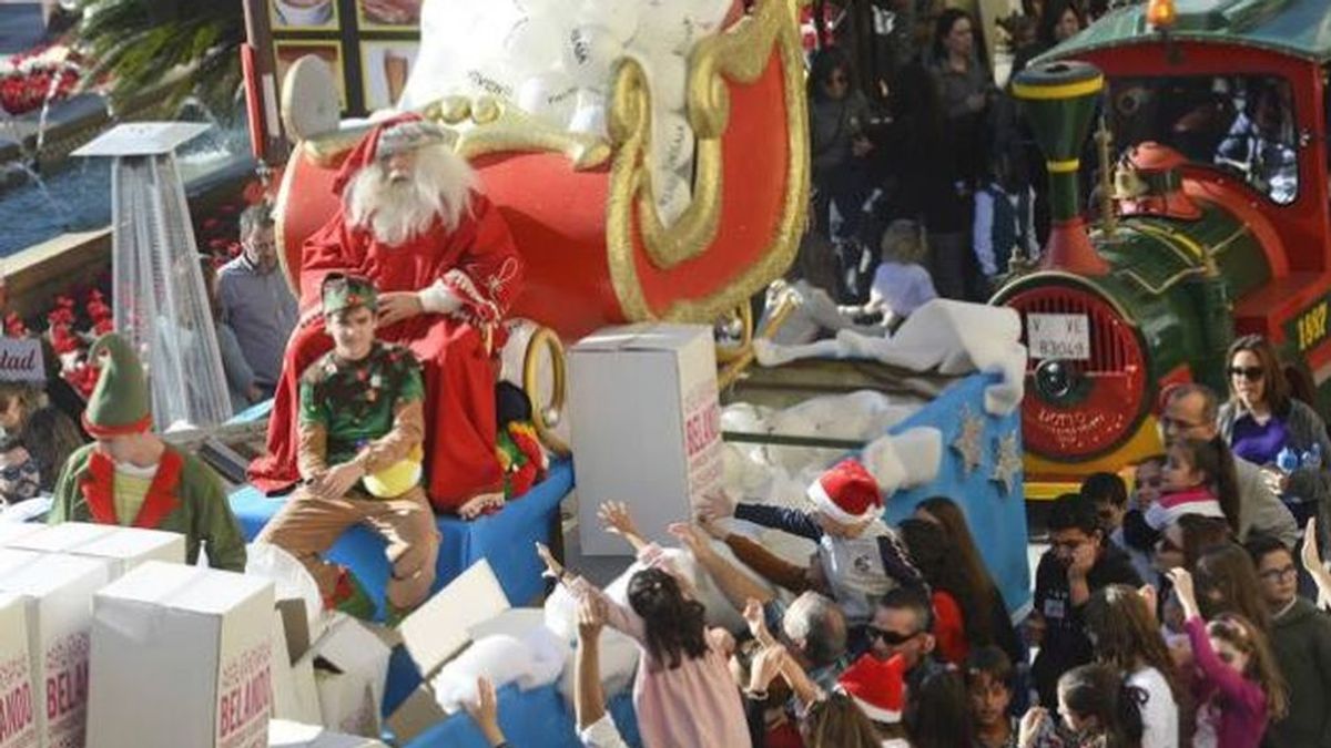 Papa Noel desfila en un día mágico junto con 500 bailarines, elfos y personajes infantiles