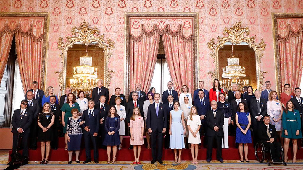 La familia real con una representación de la sociedad española La familia real con una representación de la sociedad española