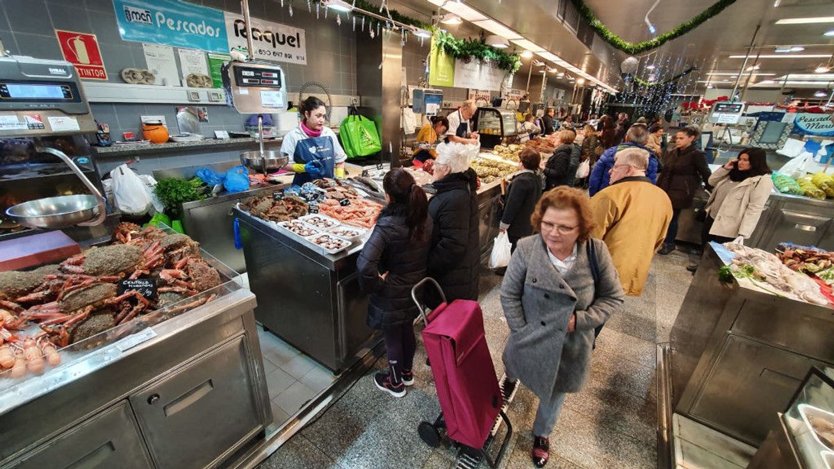 El mercado se llena de compradores que quieren el producto fresco El mercado se llena de compradores que quieren el producto fresco