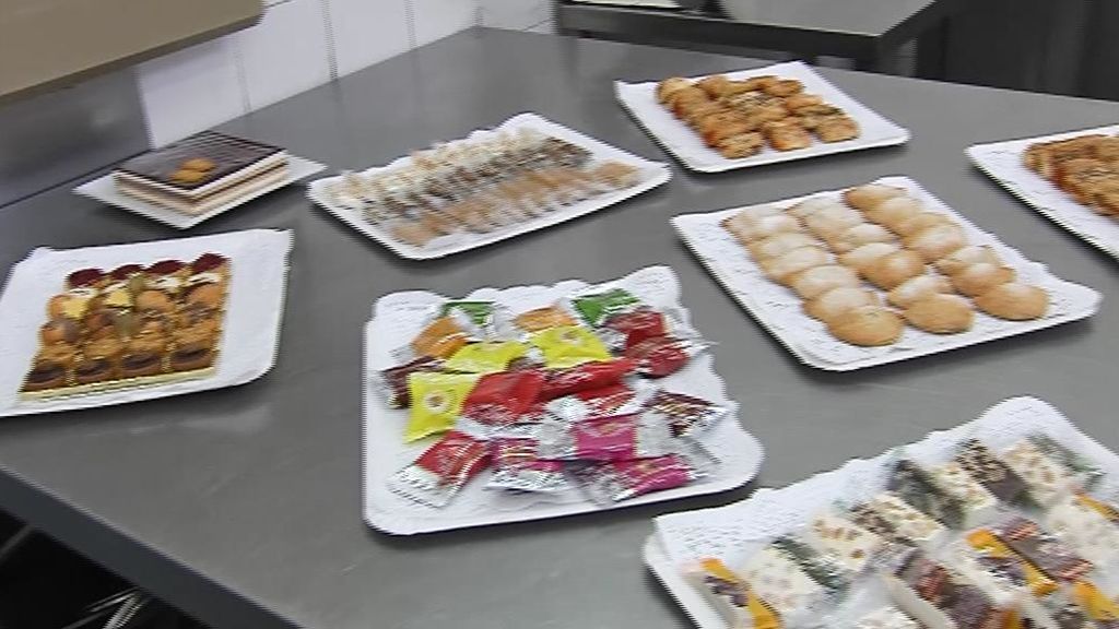 Decenas de voluntarios trabajan en el menú solidario de Nochebuena para personas sin hogar