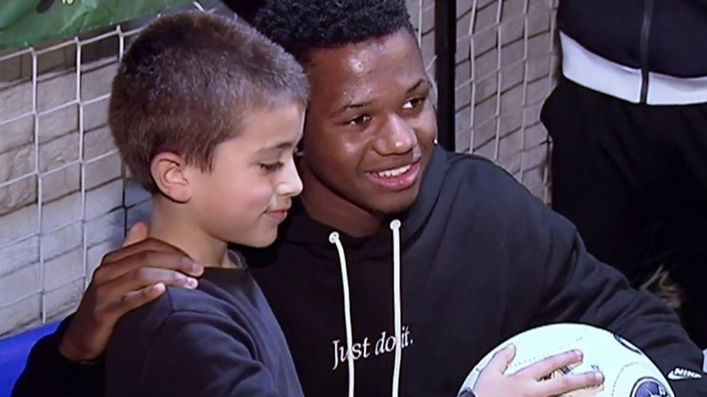 La visita de Ansu Fati a la escuela donde se formó