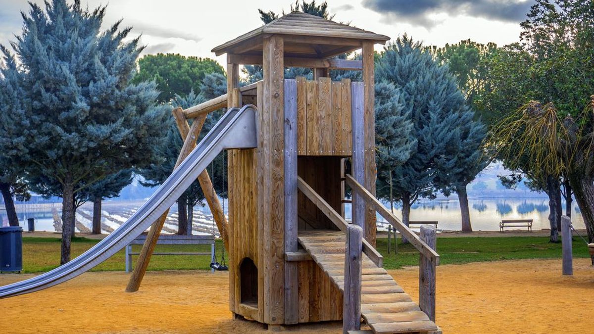 Reclama doce mil euros por caerse de un tobogán en un parque de Valencia y romperse el coxis Reclama doce mil euros por caerse de un tobogán en un parque de Valencia y romperse el coxis