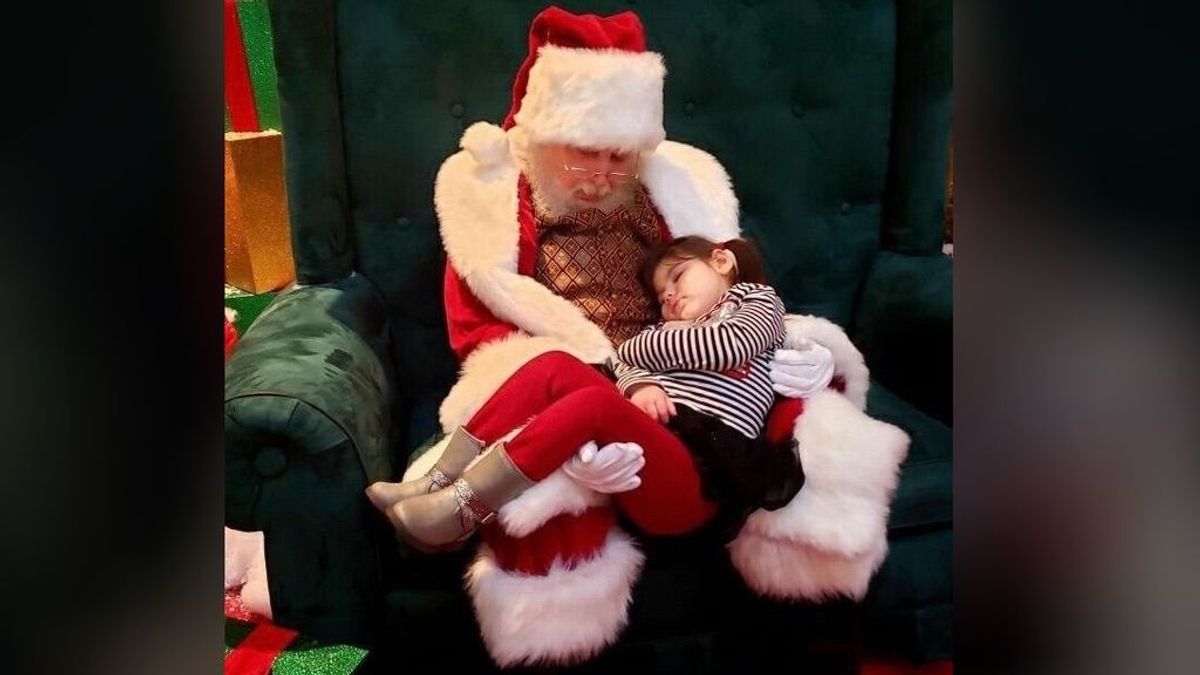 Una niña de cuatro años con parálisis cerebral se queda dormida en el regazo de Papá Noel