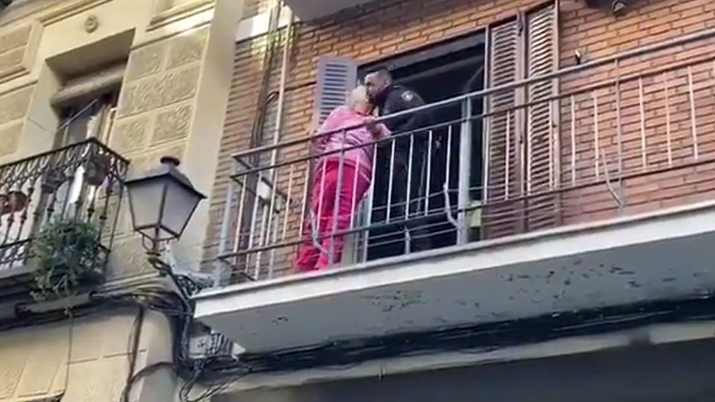 El beso de la anciana rescatada en su terraza que toca el corazón a la Policía