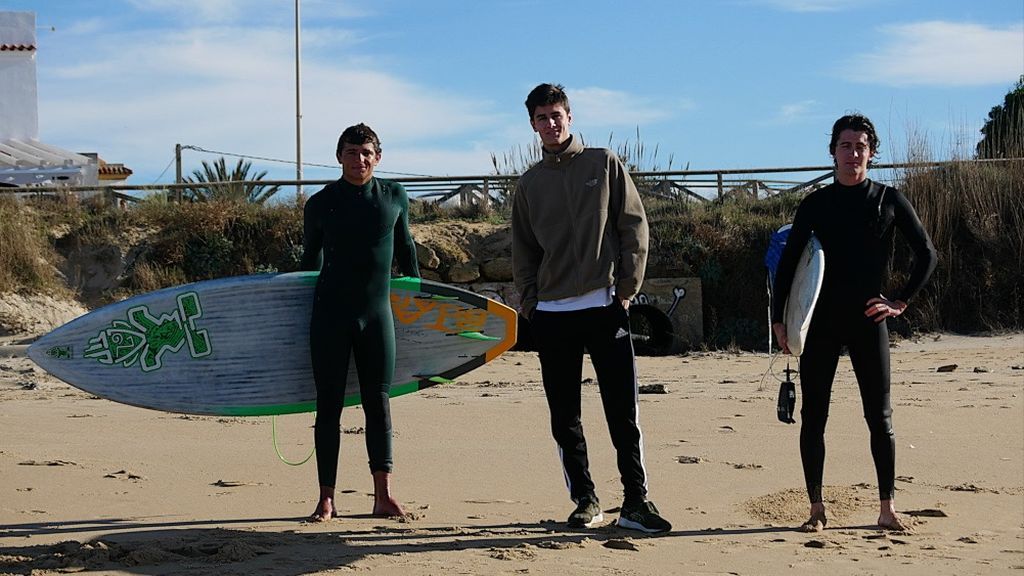 Surfistas preparados para entrar en el mar