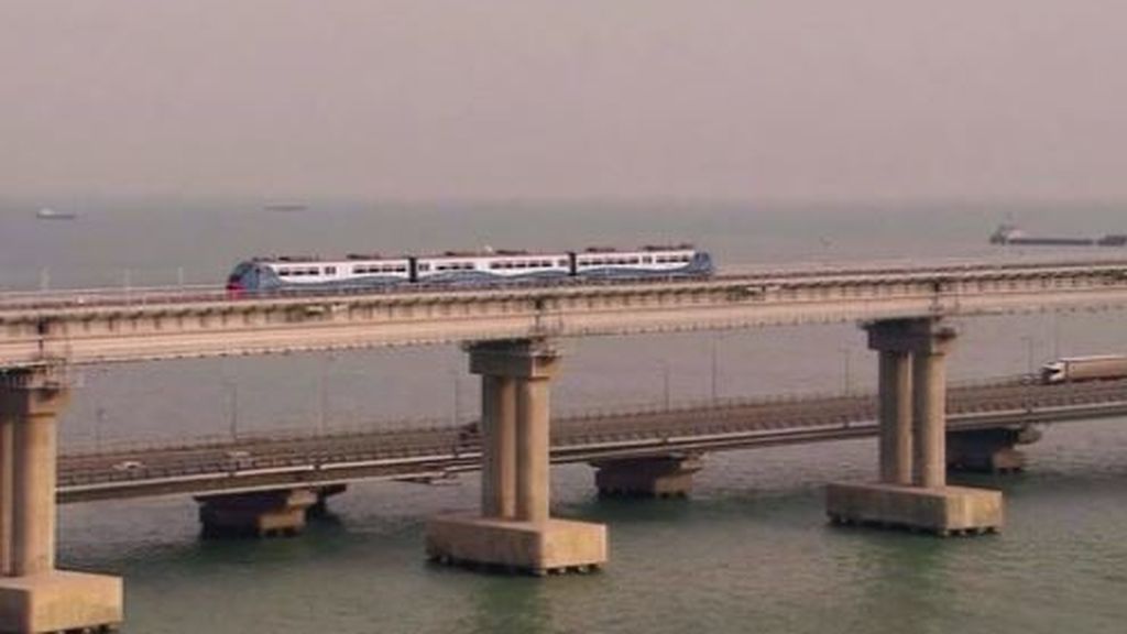 Putin enlaza por tren Rusia y Crimea en un nuevo desafío a la UE