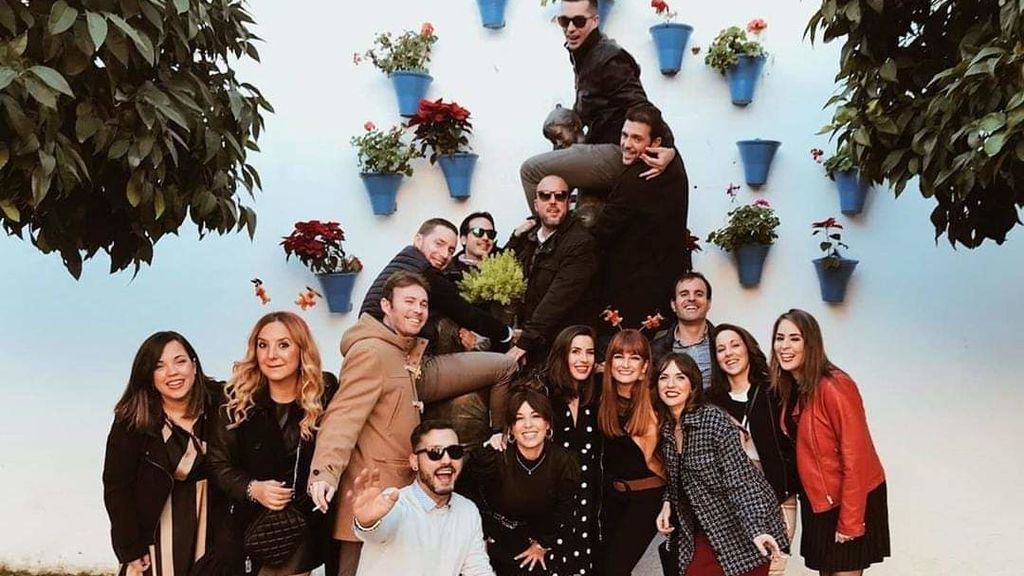 Un escultor busca a un grupo que se hizo una foto subido a una de sus obras: “creo que es fruto de las copas y la incultura” Un escultor busca a un grupo que se hizo una foto subido a una de sus obras: “creo que es fruto de las copas y la incultura”