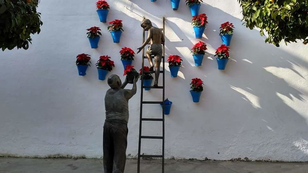 Escultor busca grupo que se subió a su monumento