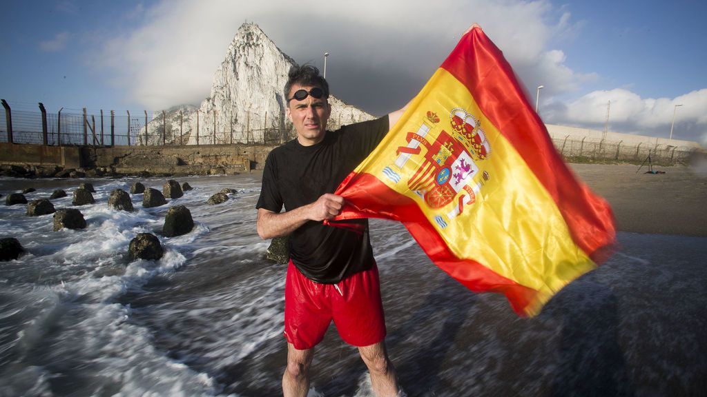 Ortega Smith sube una montaña para montar un belén sobre la bandera española