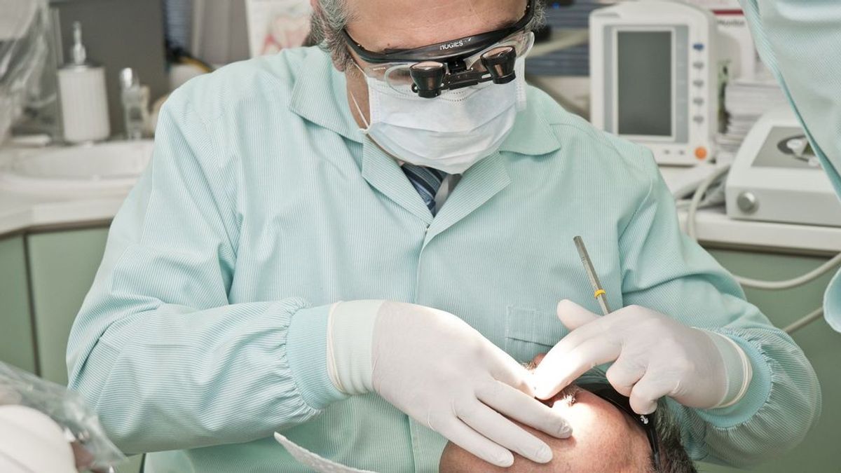 Un dentista británico demuestra que el alcohol daña, de manera alarmante, los dientes