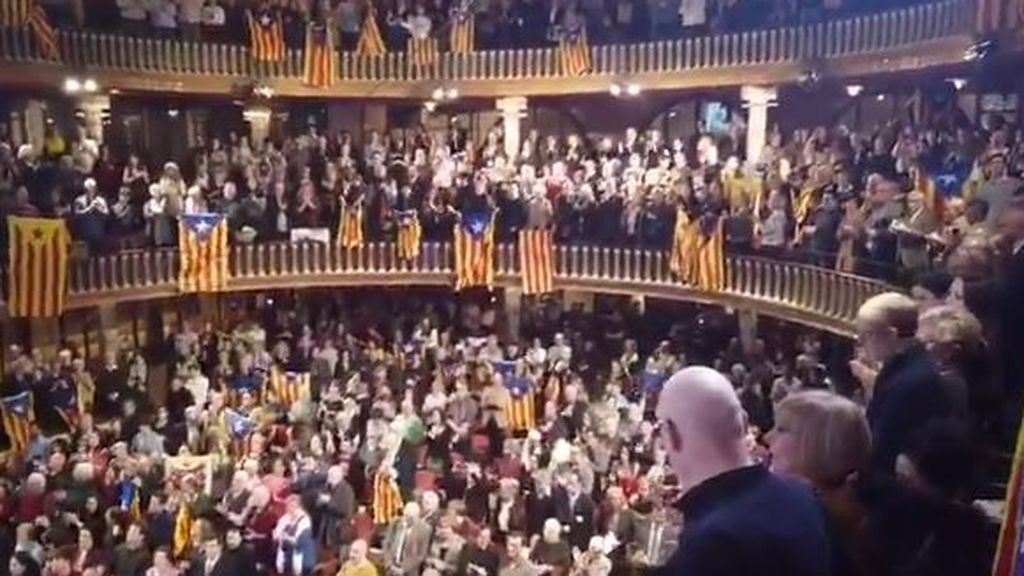 Tsunami Democràtic reaparece en el Palau de la Música entre gritos de "¡Libertad!" Tsunami Democràtic reaparece en el Palau de la Música entre gritos de "¡Libertad!"
