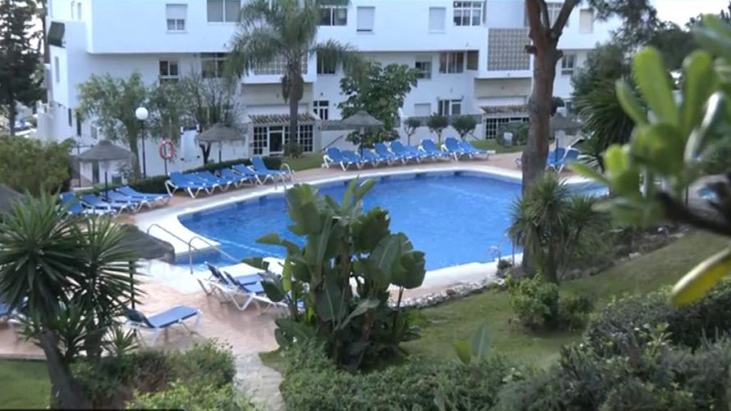 Tragedia en una piscina de Mijas: el gorro de la niña de 9 años apareció en el sistema de succión