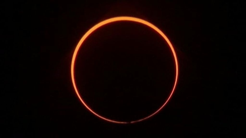 Eclipse anular de Sol: el anillo de fuego que se ha visto en el cielo la noche de Navidad