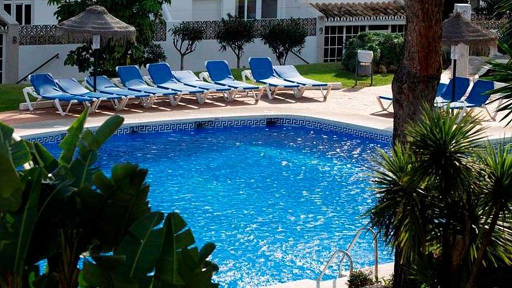 Hallan el gorro de la niña que murió con su padre y su hermano en una piscina de Mijas en el sistema de succión Hallan el gorro de la niña que murió con su padre y su hermano en una piscina de Mijas en el sistema de succión
