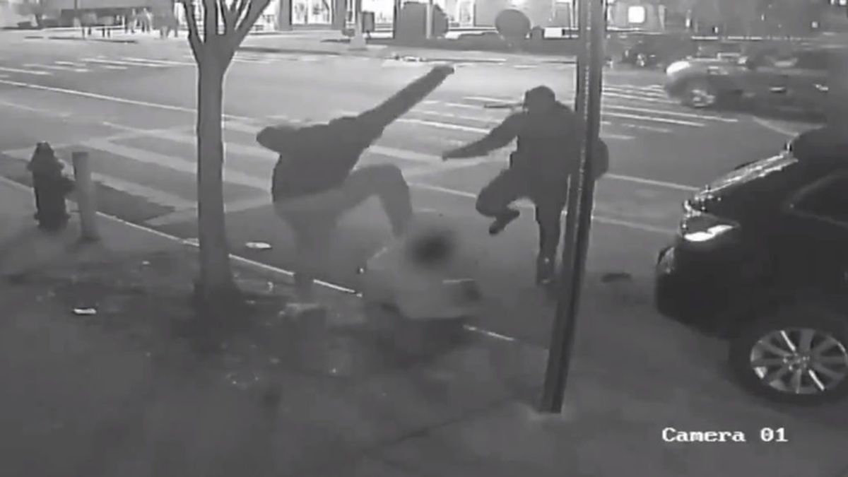 La brutal paliza a un hombre en el Bronx para robarle un dólar La brutal paliza a un hombre en el Bronx para robarle un dólar