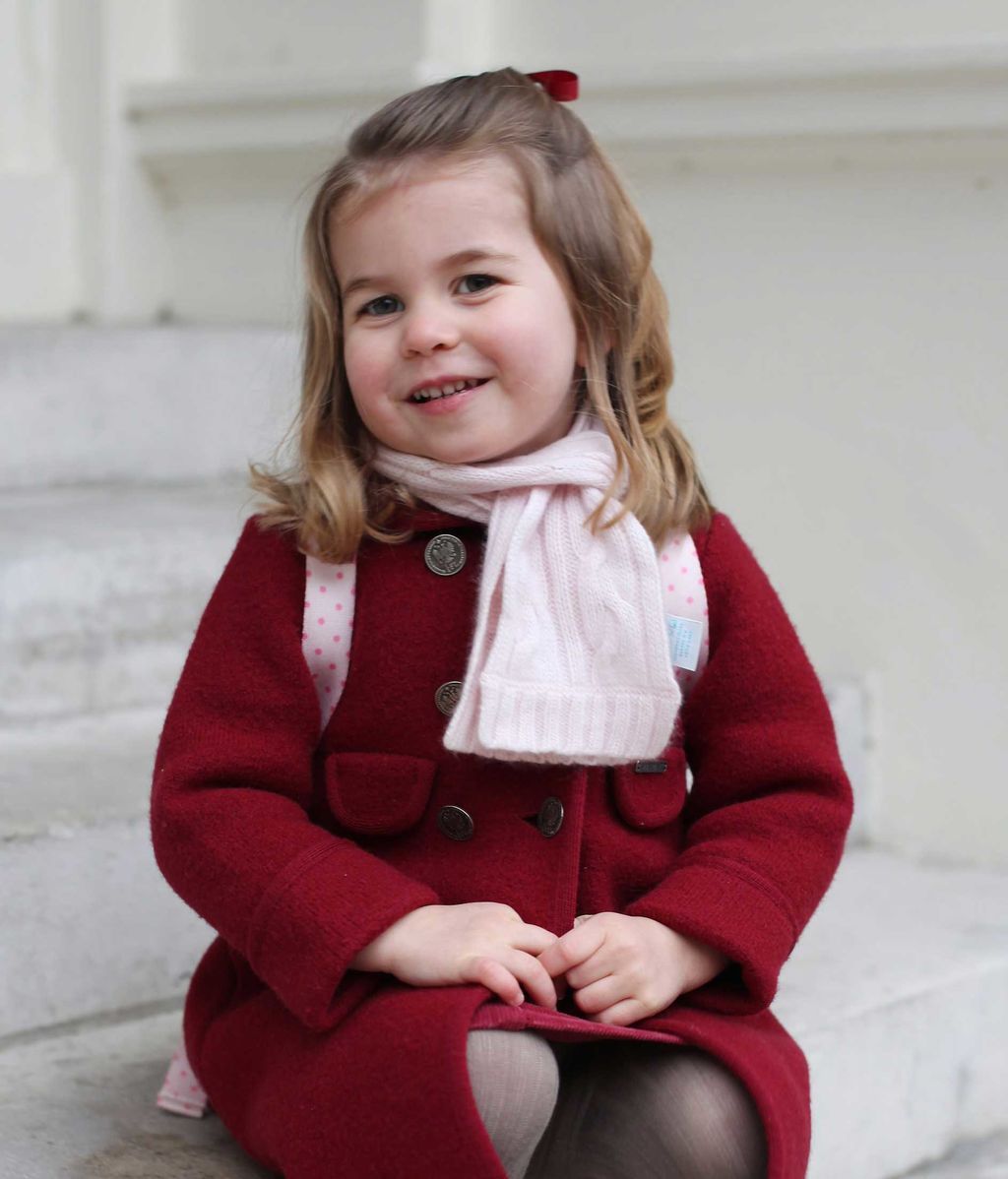 Carlota de Cambridge con su abrigo zamorano esta vez en tono granate