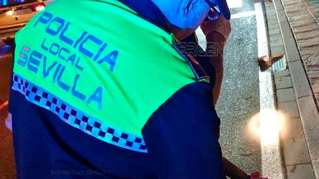 Un hombre ata a su pareja al sofá para que no salga Un hombre ata a su pareja al sofá para que no salga