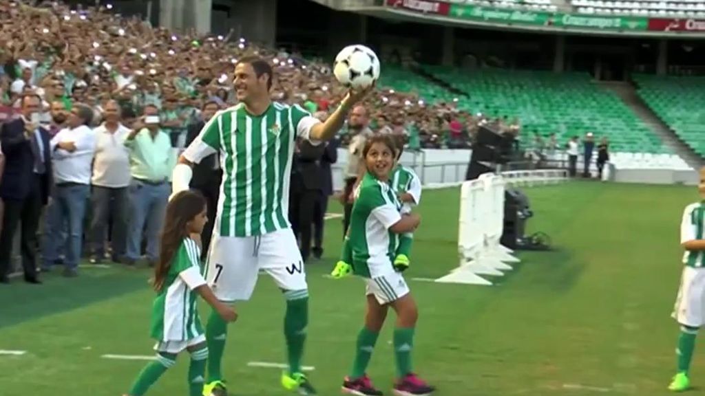 La afición bética, eufórica con Joaquín