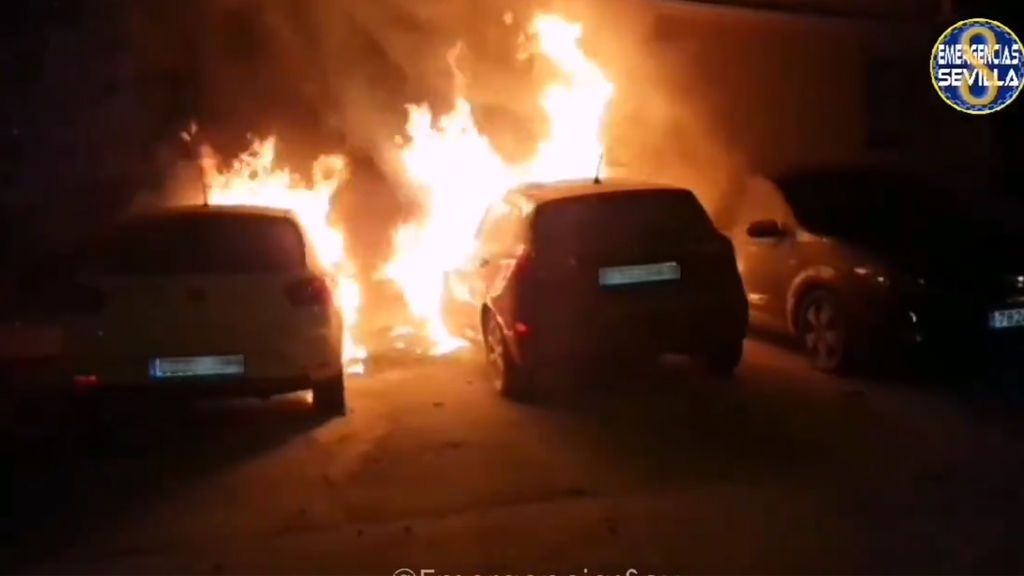 Un incendio calcina cuatro coches en una calle de Sevilla