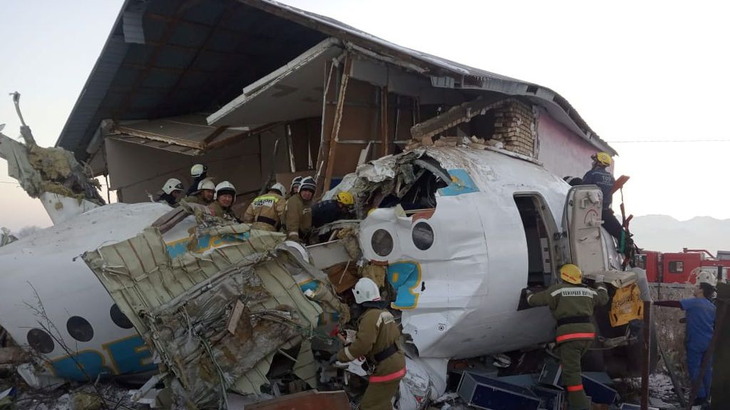 Un avión se estrella contra un edificio de dos plantas en Kazajistán