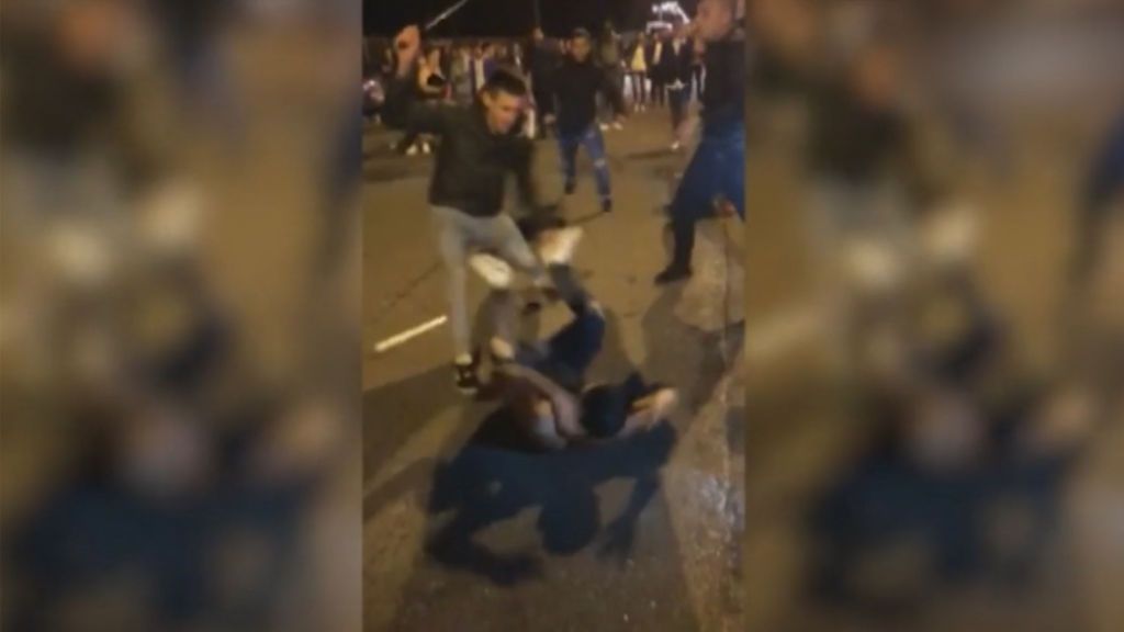 Patadas, puñetazos y golpes con una porra extensible: brutal pelea a las afueras de una discoteca en Bilbao