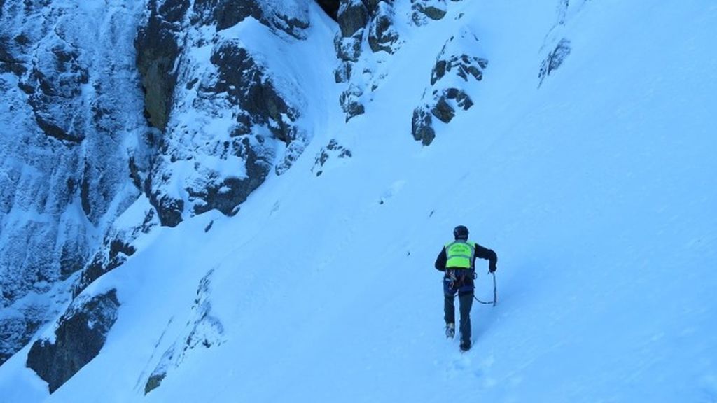 Un montañero muere al precipitarse por un cortado en el Pico Curavacas en Palencia Un montañero muere al precipitarse por un cortado en el Pico Curavacas en Palencia
