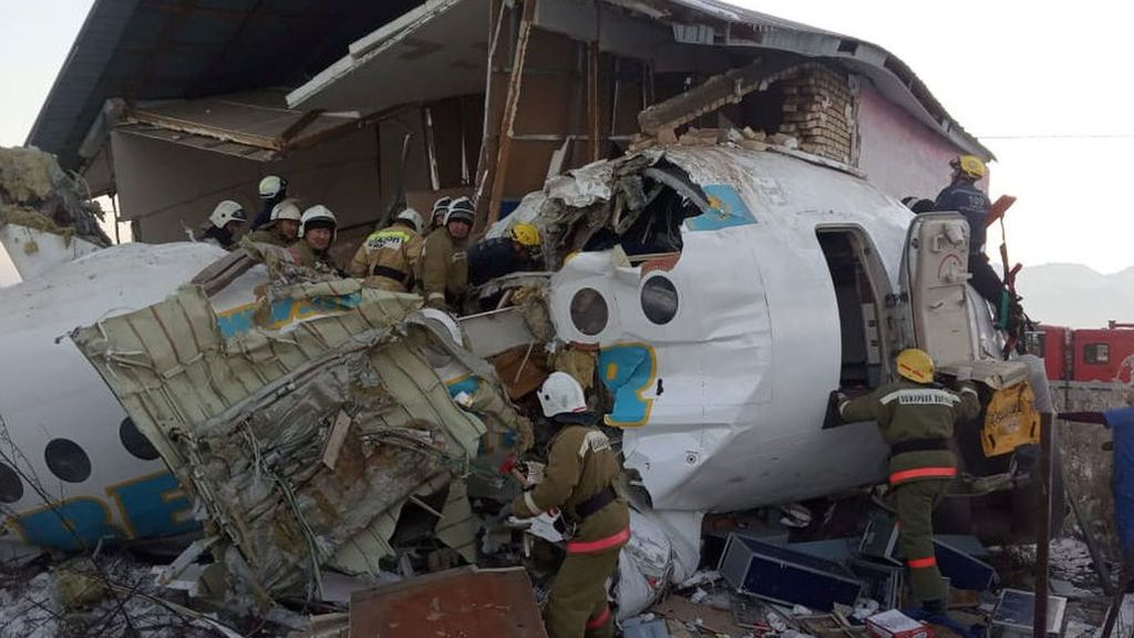 Rebajan a doce los muertos en el accidente de un avión en Kazajistán tras chocar contra un edificio