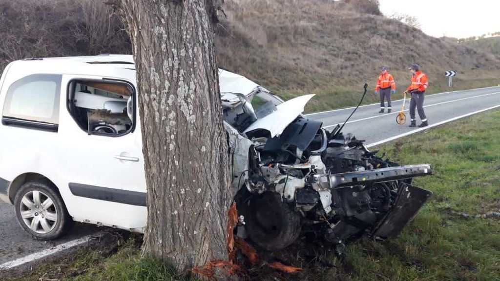 Un chico de 19 años muere al estrellarse su furgoneta contra un árbol en Gazólaz Un chico de 19 años muere al estrellarse su furgoneta contra un árbol en Gazólaz