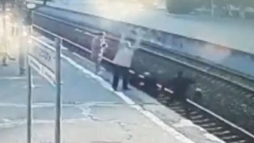 Segundos para salvar una vida: un anciano cae a la vía cuando el tren se aproxima a la estación