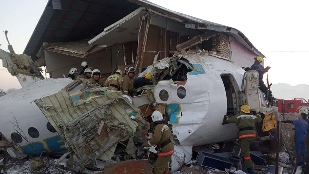 Un avión de pasajeros se estrella en Kazajistán