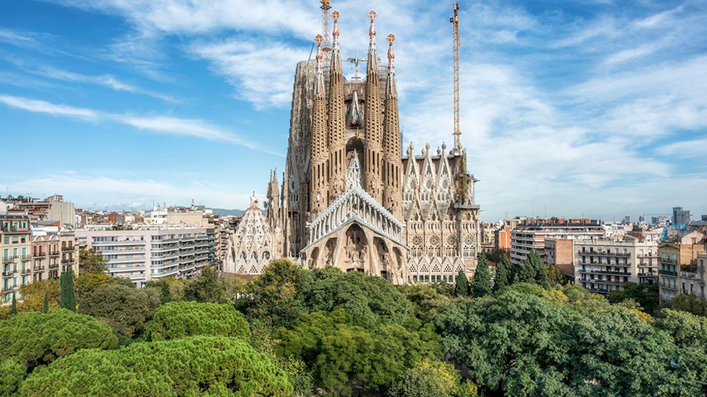 La Sagrada Familia felicita la Navidad en seis idiomas pero olvida el castellano La Sagrada Familia felicita la Navidad en seis idiomas pero olvida el castellano
