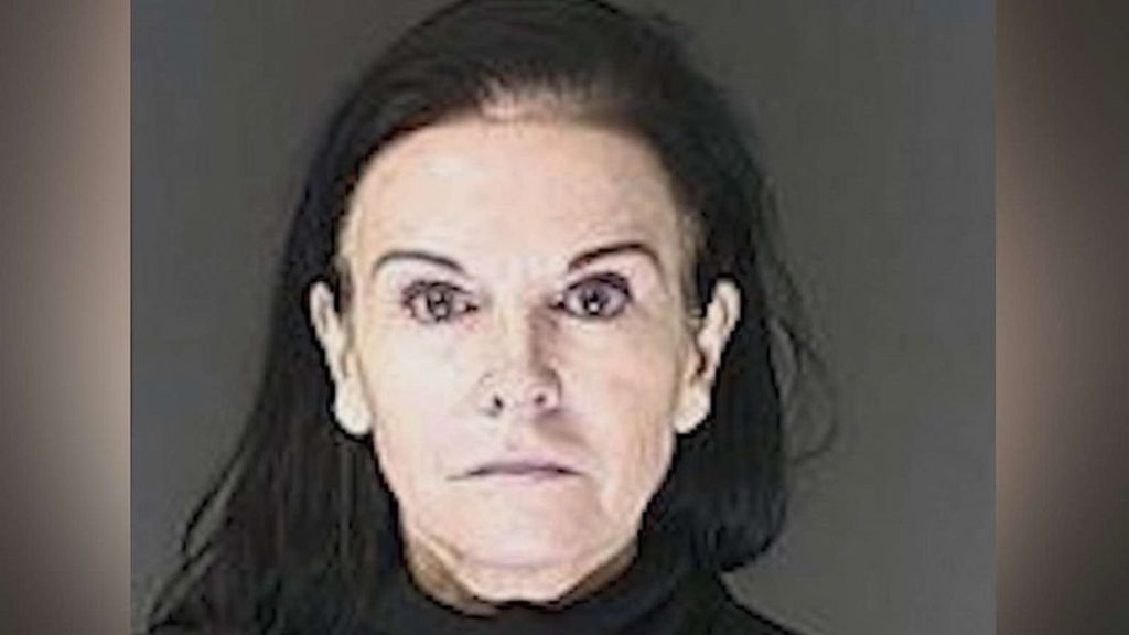 La dueña de la guardería que ocultó a 26 niños en un sótano, acusada de abuso infantil