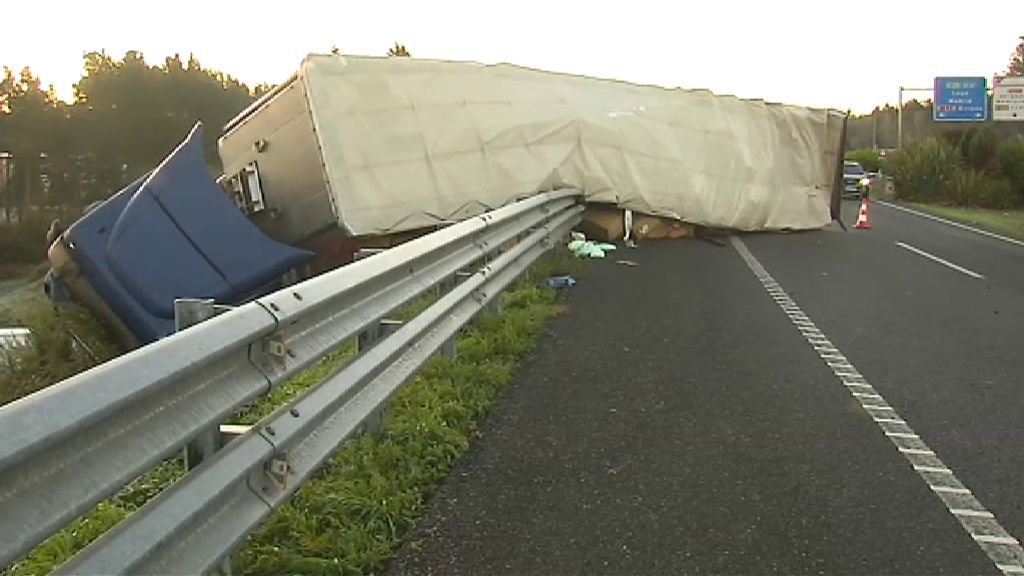 Aparatoso accidente al volcar un camión en la A-6 en Betanzos