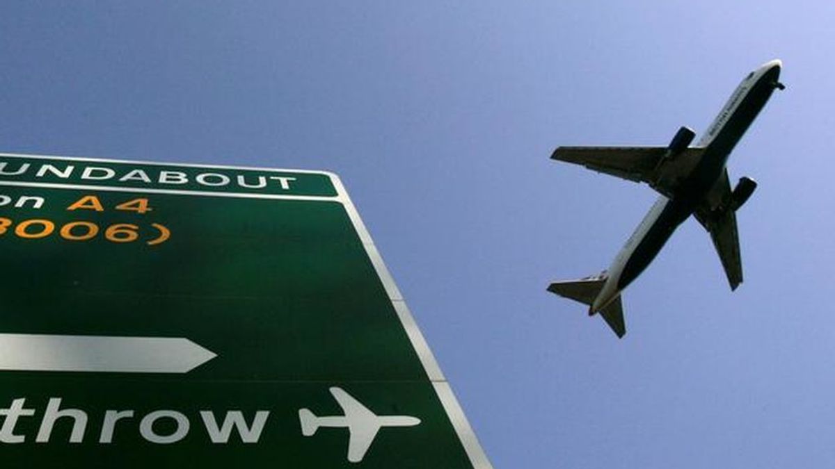 Una compañía aérea hace bajar a 5 pasajeros de un avión antes de despegar por haber "demasiado peso"