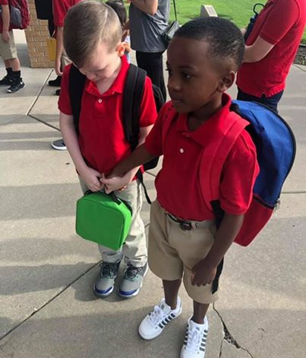 Se hace viral la imagen de un niño consolando a su compañero con autismo el primer día de clase