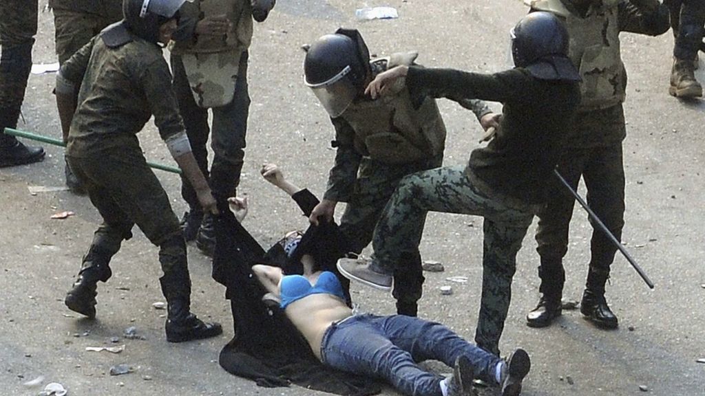 Los soldados egipcios arrestan a un manifestante en diciembre de 2011