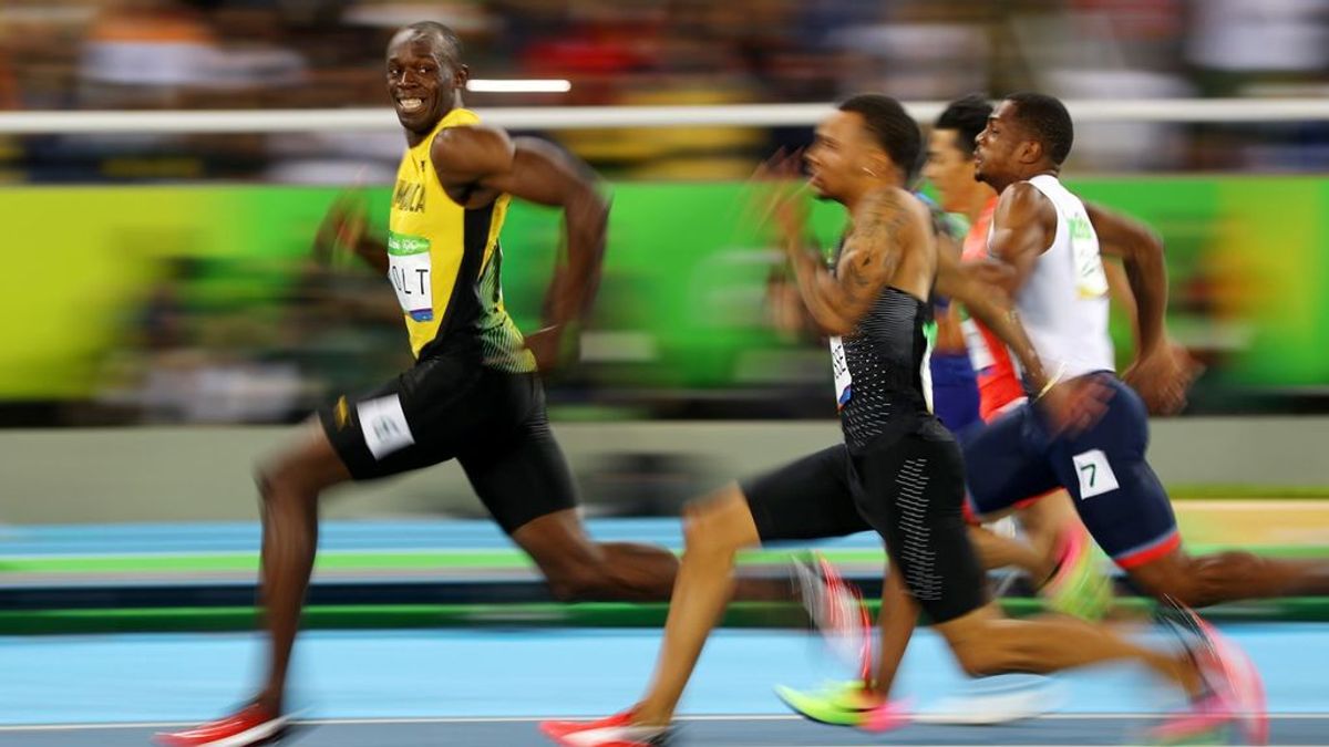 Usain Bolt mira a sus competidores en la semifinal de 100 metros en agosto de 2016