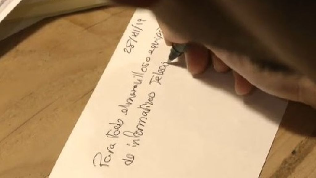 Ya nadie escribe tarjetas de Navidad: el móvil ha "desmarcado" esta entrañable tradición