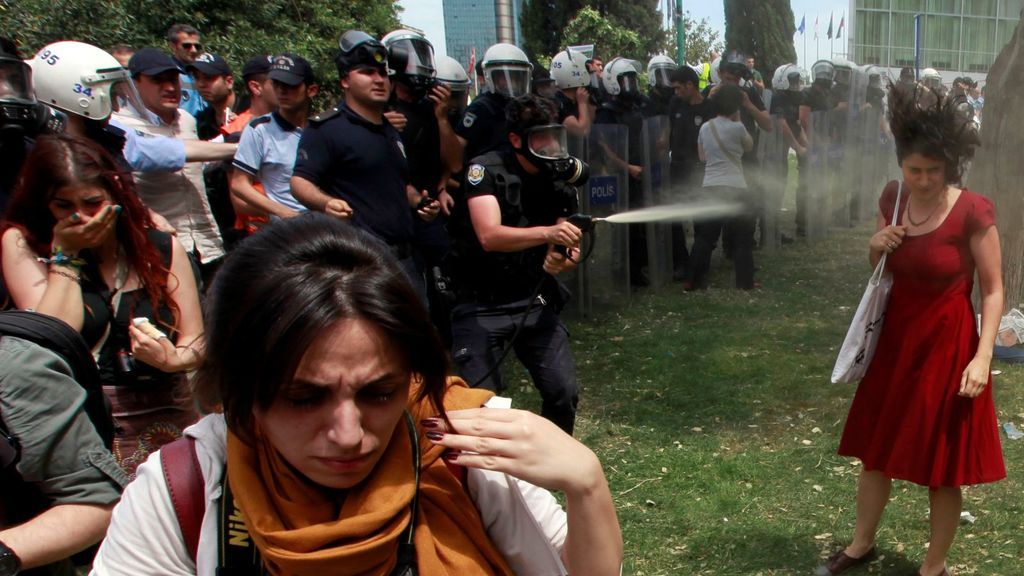 Un oficial de policía turco utiliza gases lacrimógenos en mayo de 2013