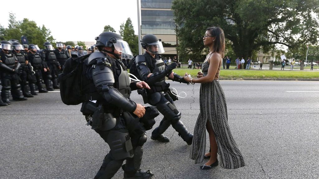 La activista Ieshia Evans se encuentra en la calle en julio de 2016