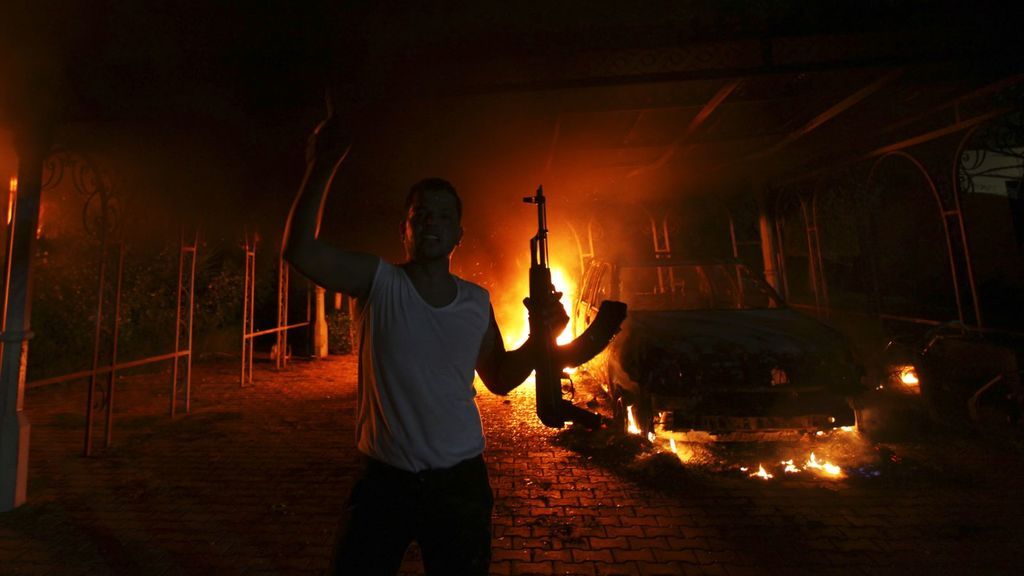 Un manifestante reacciona cuando la misión estadounidense en Benghazi fue incendiada en septiembre de 2012