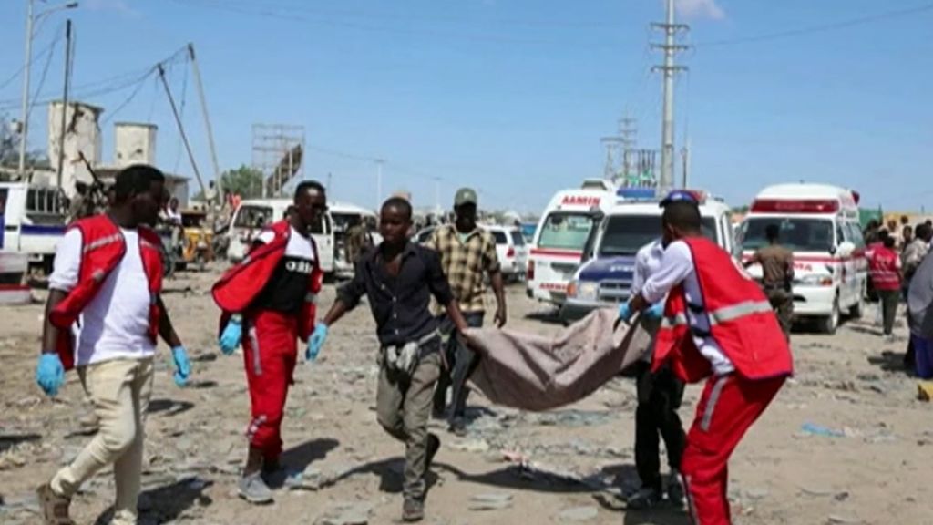Potente explosión en Mogadiscio: decenas de muertos y un centenar de heridos, muchos estudiantes
