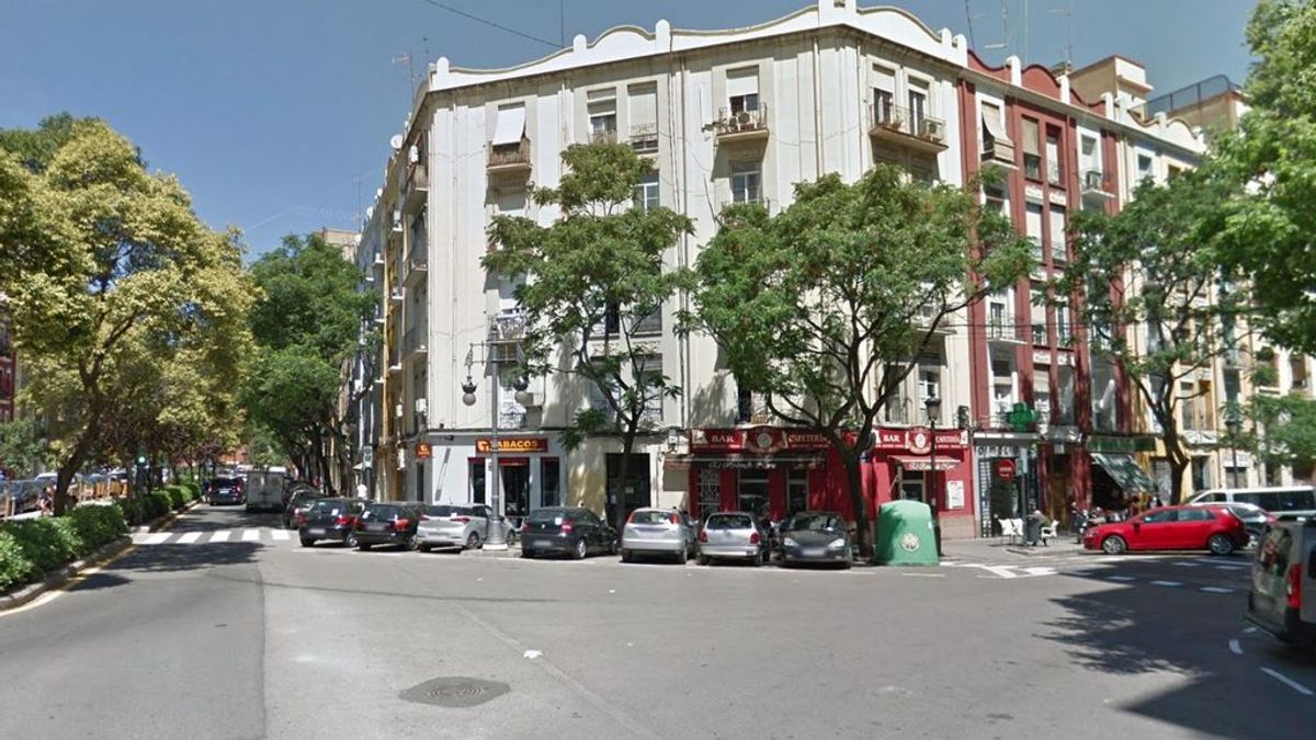 Buscan a un joven por apuñalar 8 veces a un chico de 17 años que intentaba lugar con sus amigas en Valencia