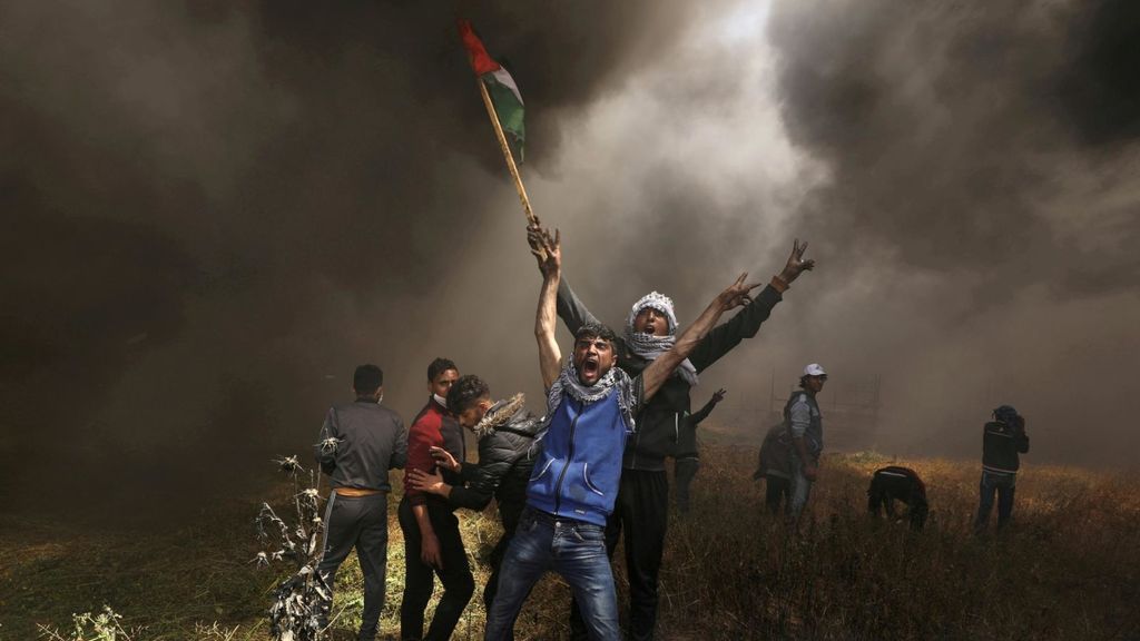 Los manifestantes palestinos gritan durante los enfrentamientos en la frontera de Gaza en abril de 2018