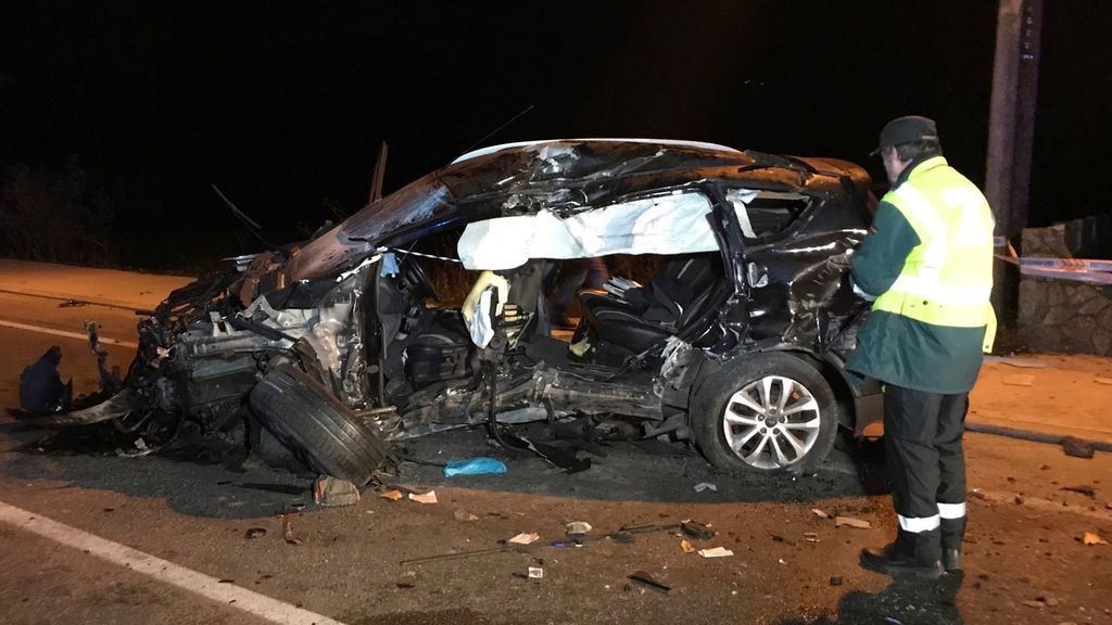 Muere un joven de 19 años y otros tres resultan heridos al chocar su coche contra un muro en Pontevedra