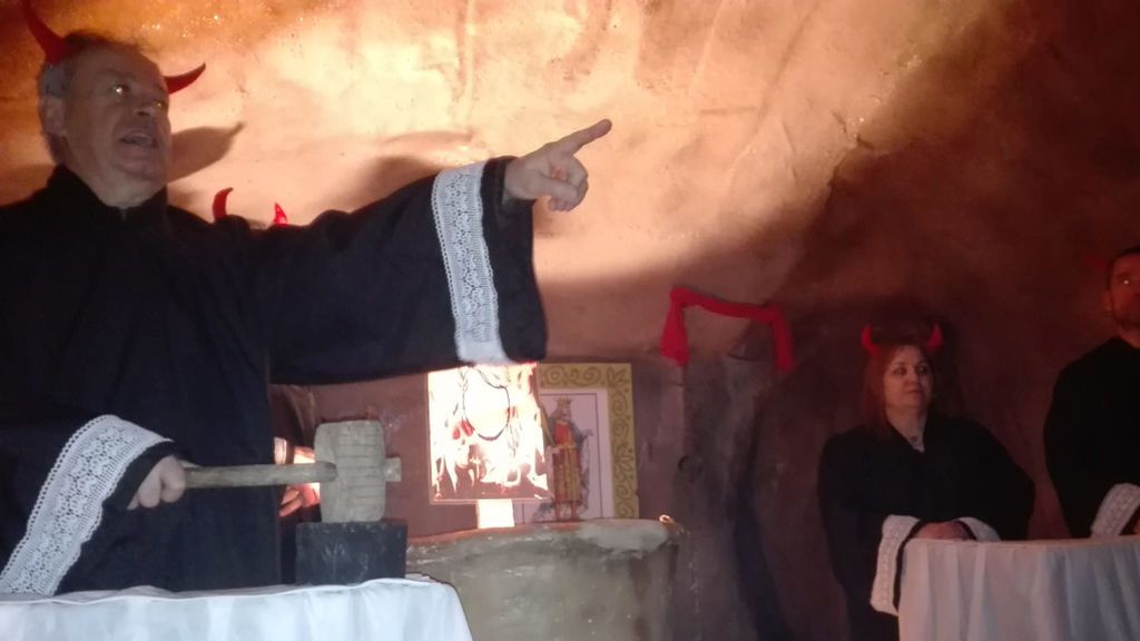 Un pesebre viviente en Cataluña convierte a los jueces del ‘procés’ en demonios Un pesebre viviente en Cataluña convierte a los jueces del ‘procés’ en demonios