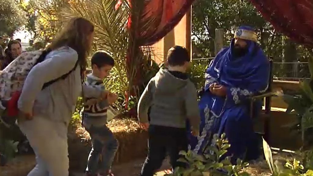 Los pajes de los Reyes Magos recogen las cartas de última hora en el zoo de Jerez