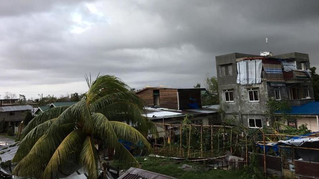Paso del tifón Úrsula por Filipinas