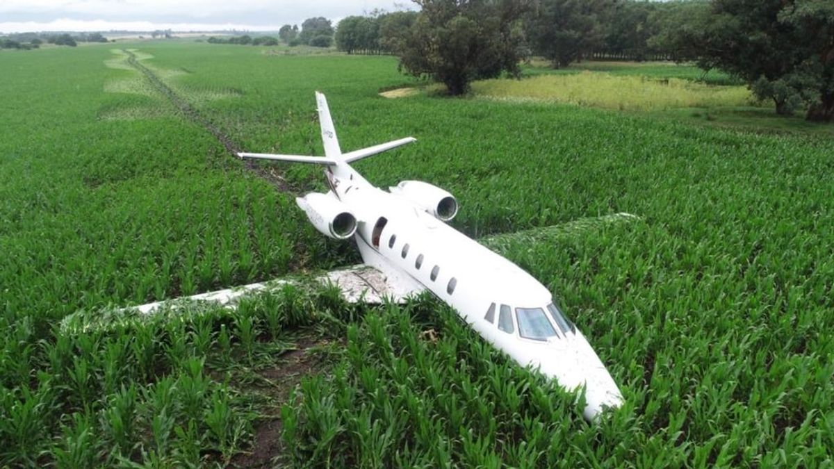 Un avión aterriza de emergencia sobre un campo de maíz en Argentina tras un error del motor